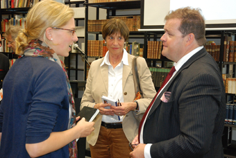 Sophia Kuby (li.), Gabriele Kuby und Professor Dr. Harald Seubert diskutieren